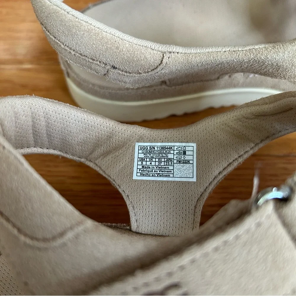 NWOB UGG Kids Goldenstar Strap Platform Sandals, Size 5 Youth.